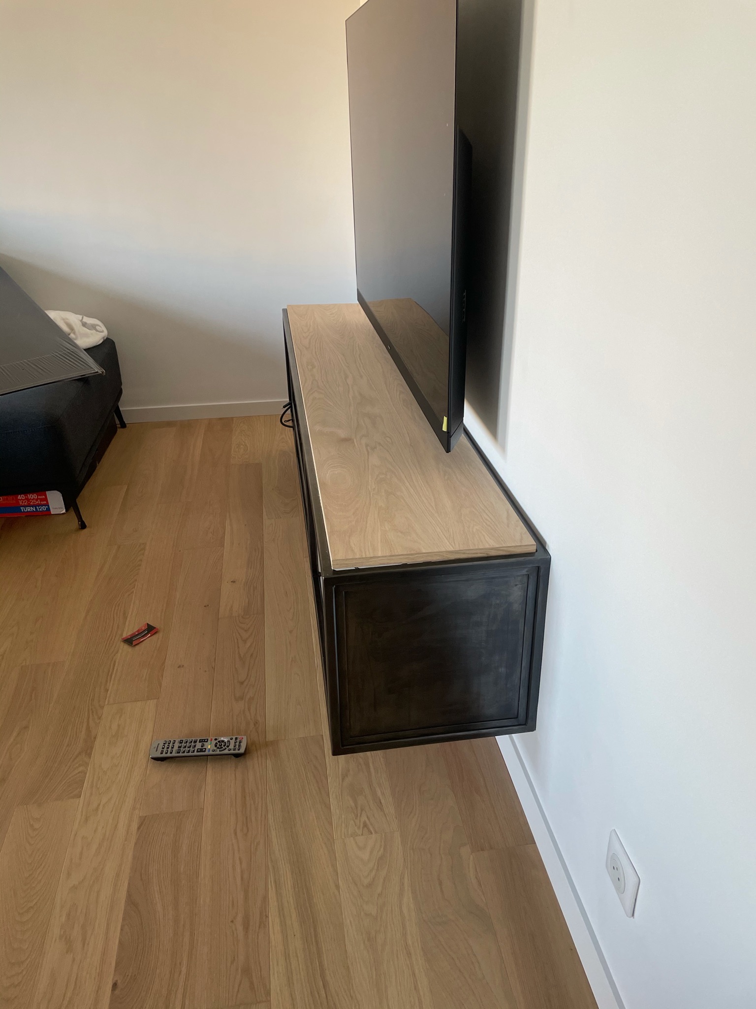 Photo montrant une porte du meuble TV avec l’hématite