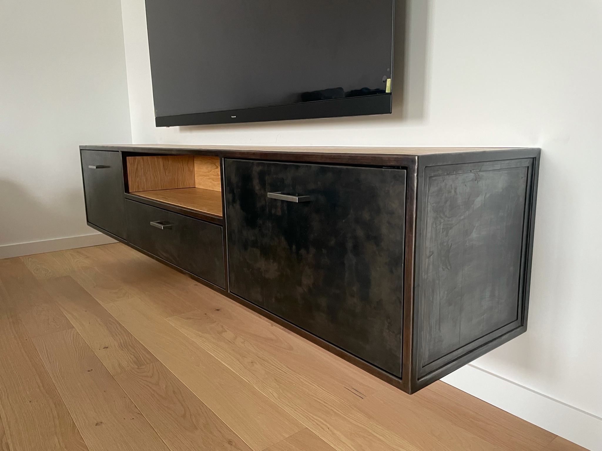 Photo montrant le meuble TV fini.