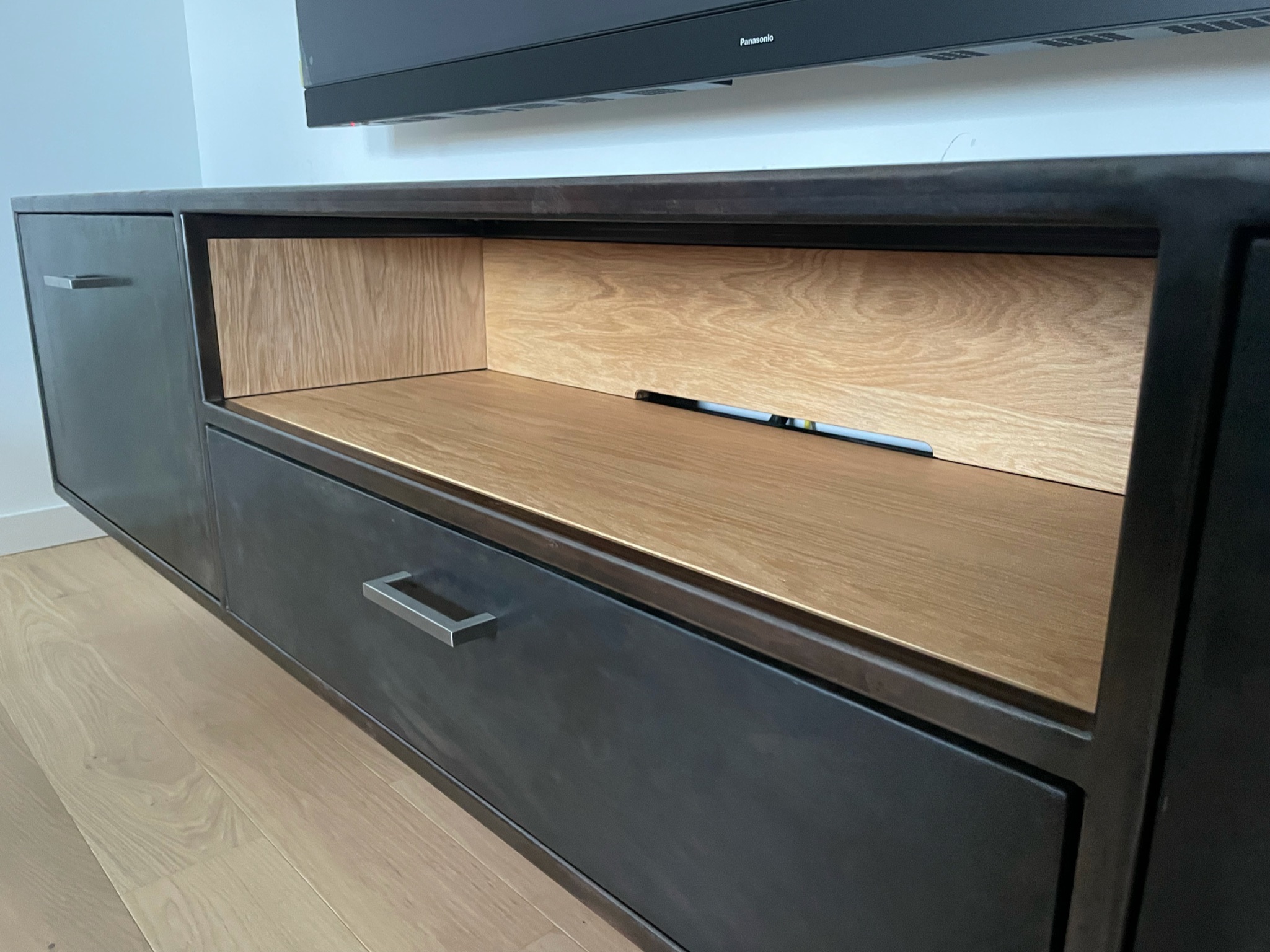 Photo montrant le meuble TV fini.
